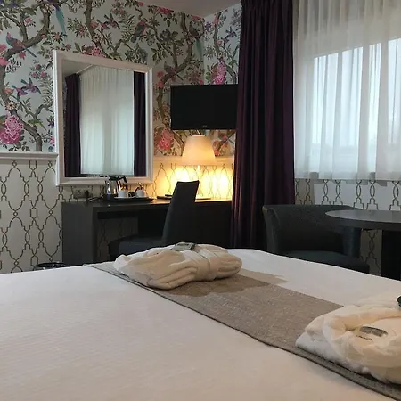 Dukes' Academie - By Dukes' Collection 4*