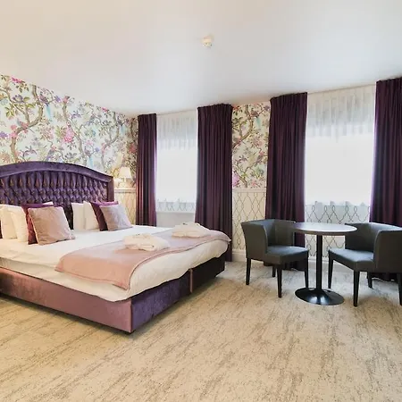 Dukes' Academie - By Dukes' Collection 4*